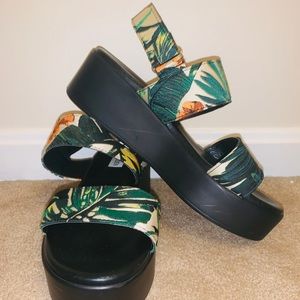 RARE STEVE MADDEN platform sandals